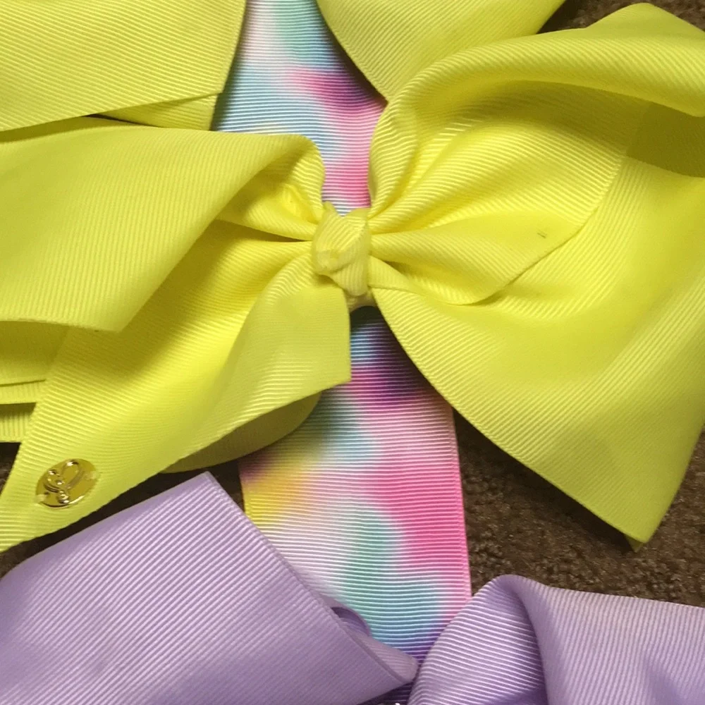 Jojo Siwa bows-one lot,but willing to..